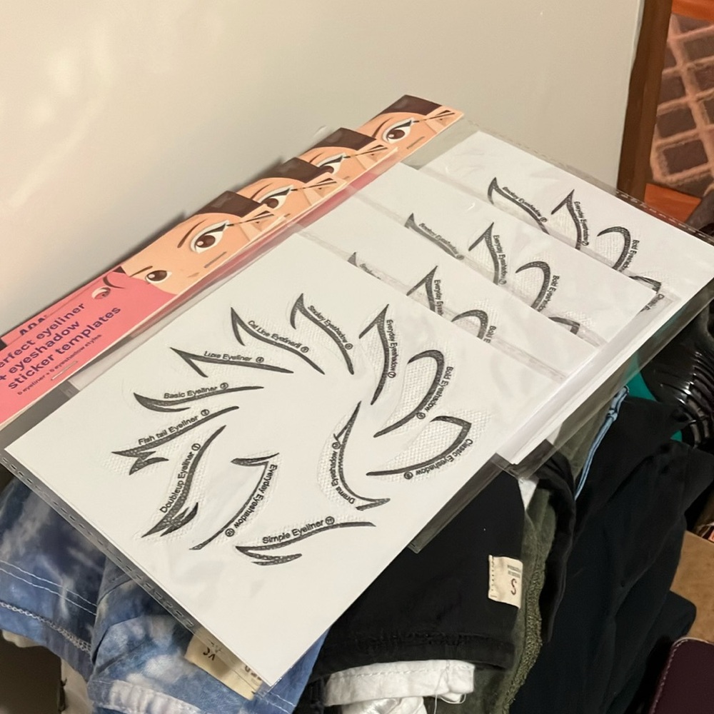 Bundle of 4 eyeliner and eyeshadow sticker templates.